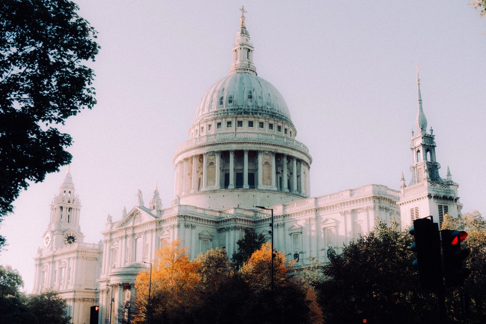 St Paul’s Cathedral hinter herbstlichen Bäumen