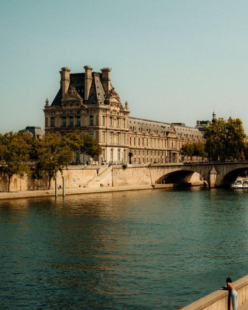 Louvre an der Seine im Abendlicht