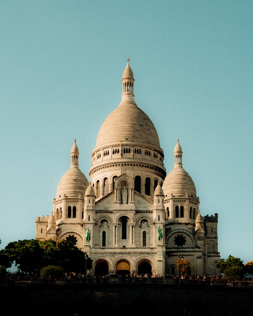Sacré-Cœur vor blauem Himmel