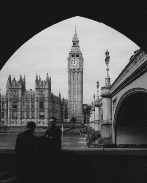 Big Ben durch einen Brückenbogen, Schwarzweiß