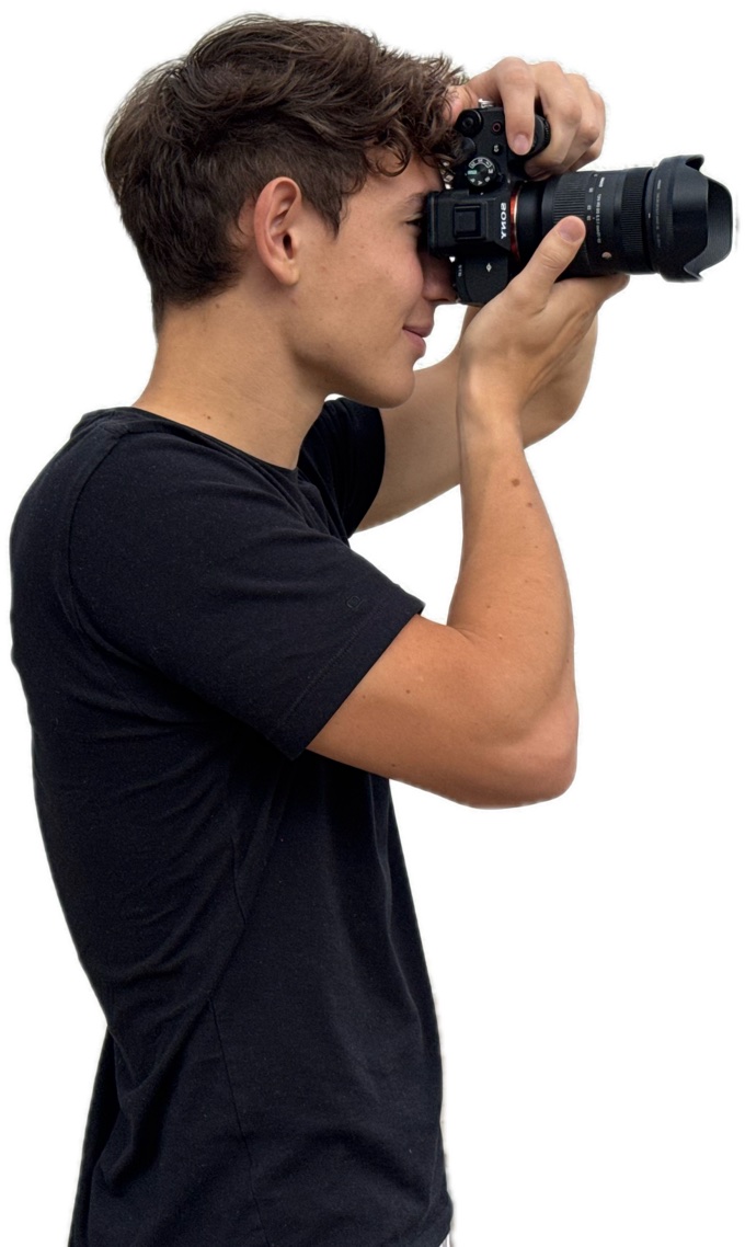 Lucas Schmid fotografiert im Profil mit seiner Kamera