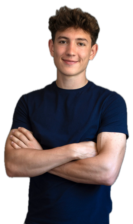 Porträt von Lucas Schmid mit verschränkten Armen
